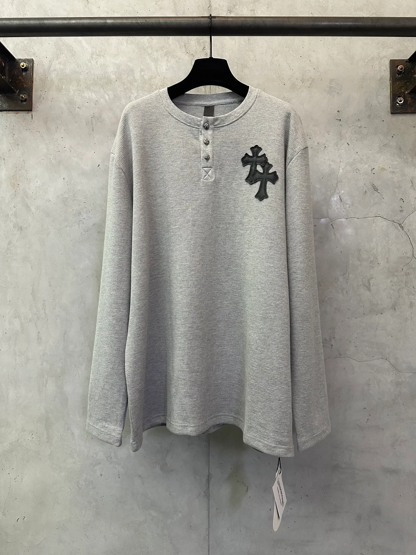 P390 Chrome Hearts patchwork leather Henry collar waffle long-sleeved T. Fabric: Made of 350g cotton waffle double-layer material. Differentiating low weight, cutting corners and non-pure cotton market products), a lot of effort has been put into the fabric, hardware and craftsmanship. The top quality in the market and industry benchmark are only owned by a few people. The overall wiring is straight and delicate, the fabric is comfortable and soft, and the color is consistent without color difference. Customized hardware, thread, accessories, plate alignment, same style for men and women -Color: black gray -Size: S M L